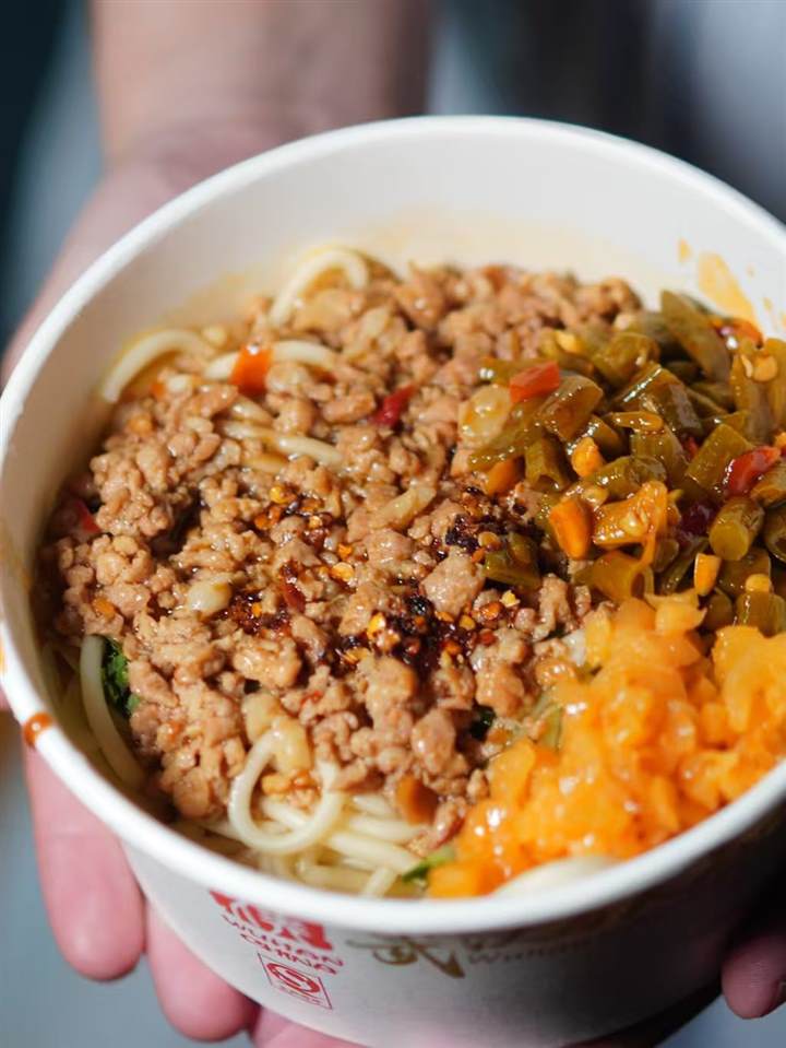 往热干面里加入酸豆角小料