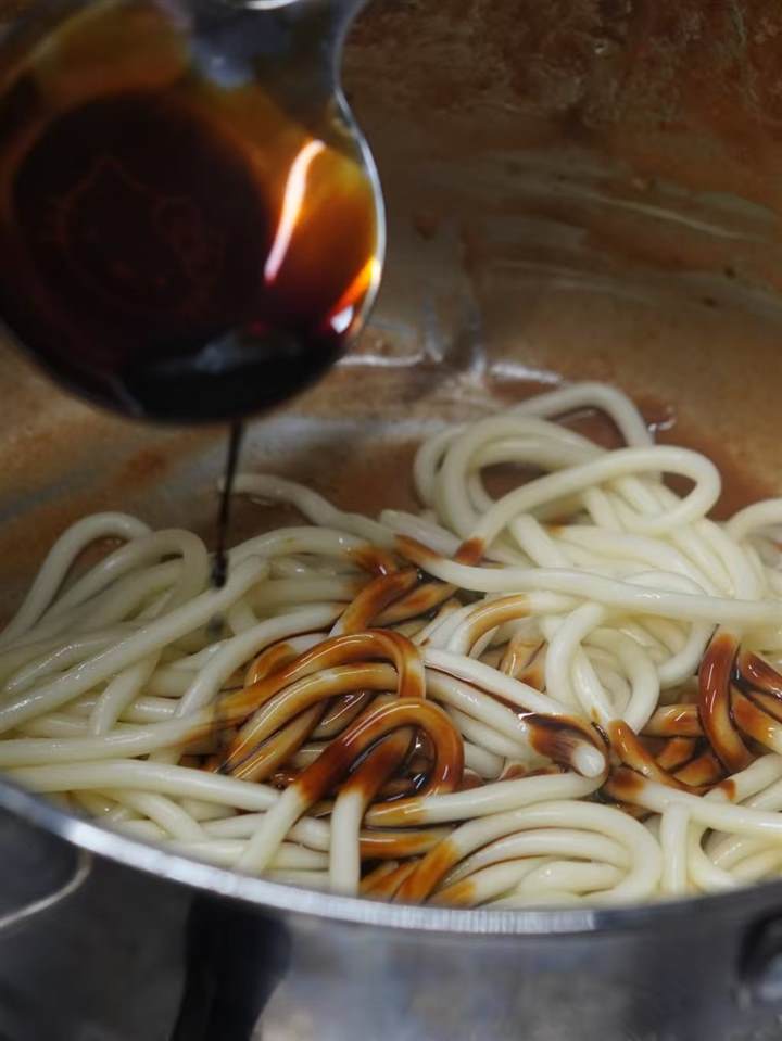 筷子快速搅拌热干面