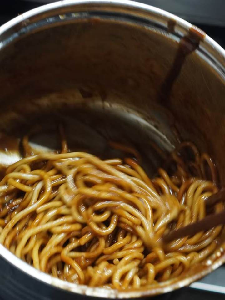 酱汁均匀裹住热干面
