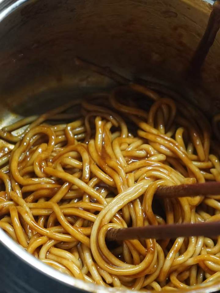 美味酱汁淋入面条