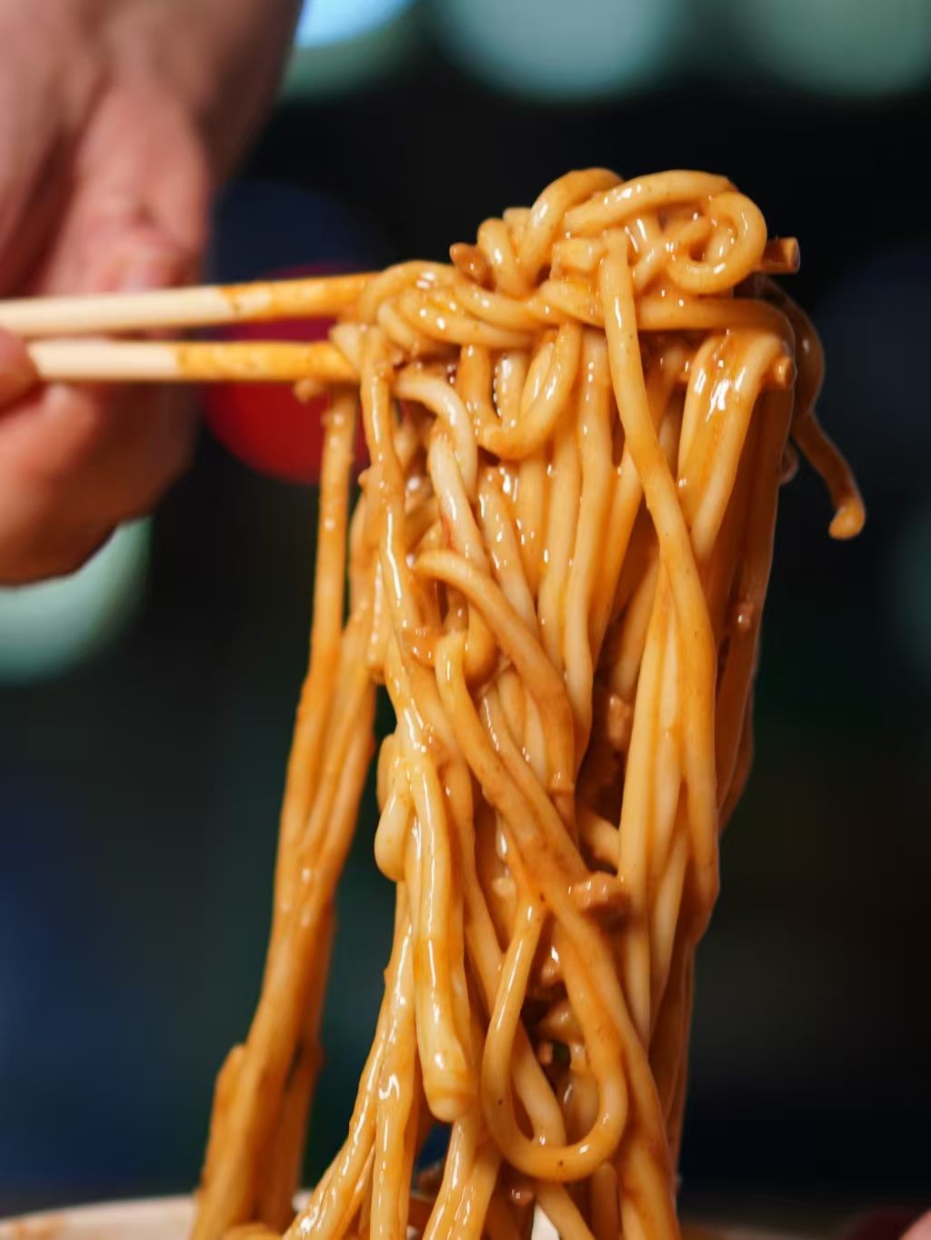筷子夹起武汉热干面