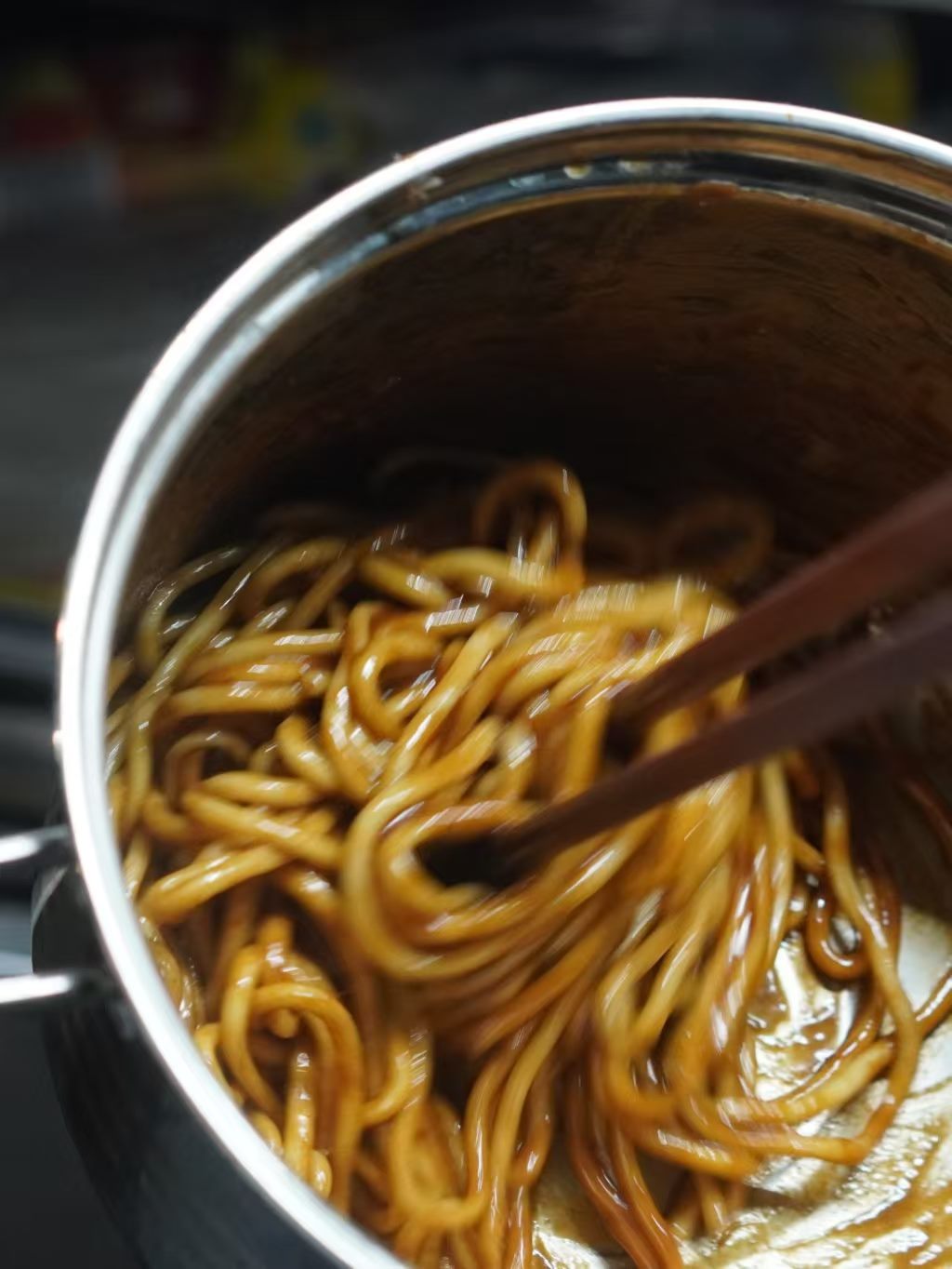 锅中拌热干面