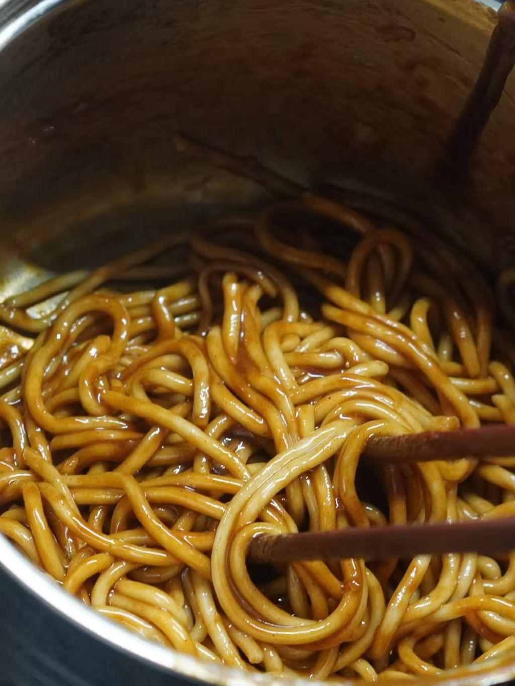 美味酱汁淋入面条